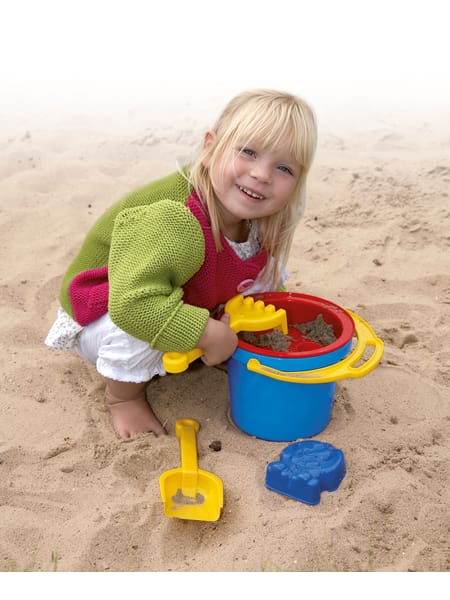 Tre små sandlegeriver i blå, gul og rød plastic.